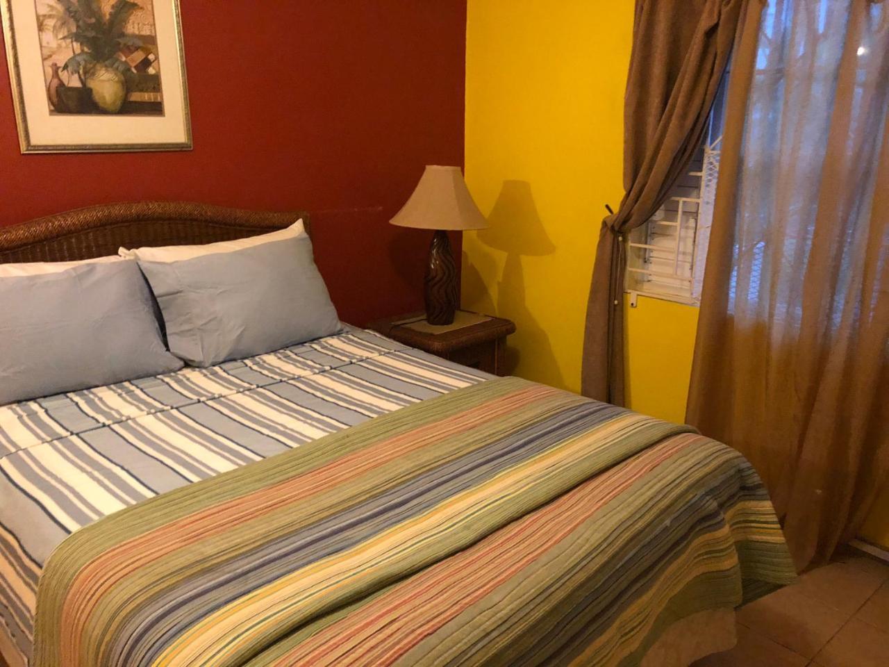 راناوي باي Club Caribbean Court Apartments المظهر الخارجي الصورة
