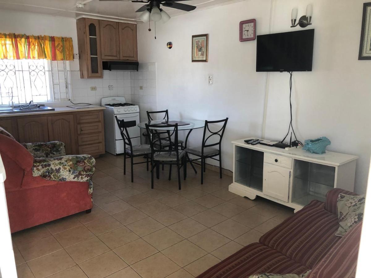راناوي باي Club Caribbean Court Apartments المظهر الخارجي الصورة